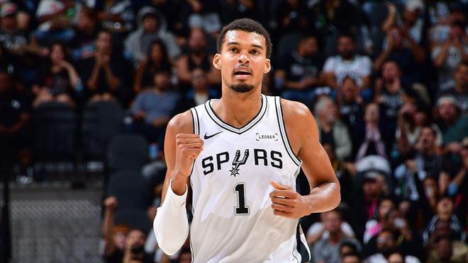 文班亚马养伤8个月长高了1英寸，还去了少林寺