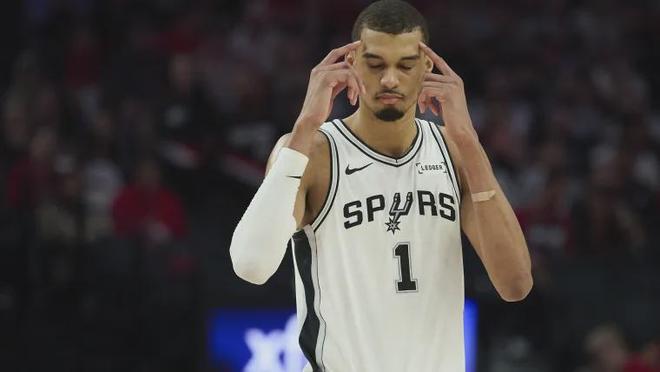 文班亚马连送大帽，场边父亲终于点头