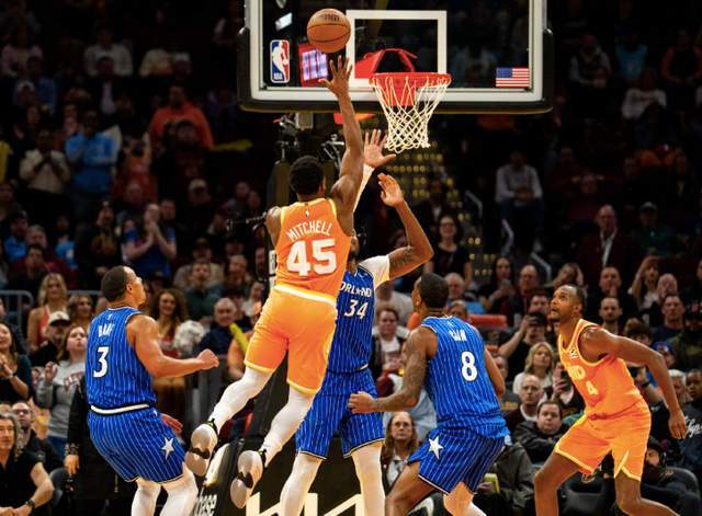 拒绝爆冷！骑士4连胜搅局东部：米切尔狂轰42分，哈登掌控全局