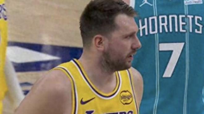 恩比德34分马刺战胜76人，文班亚马二次伤退马刺前景被看低