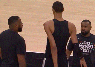 打架！文班提前体验搓澡防守，雷霆替补57分还是太强了！！