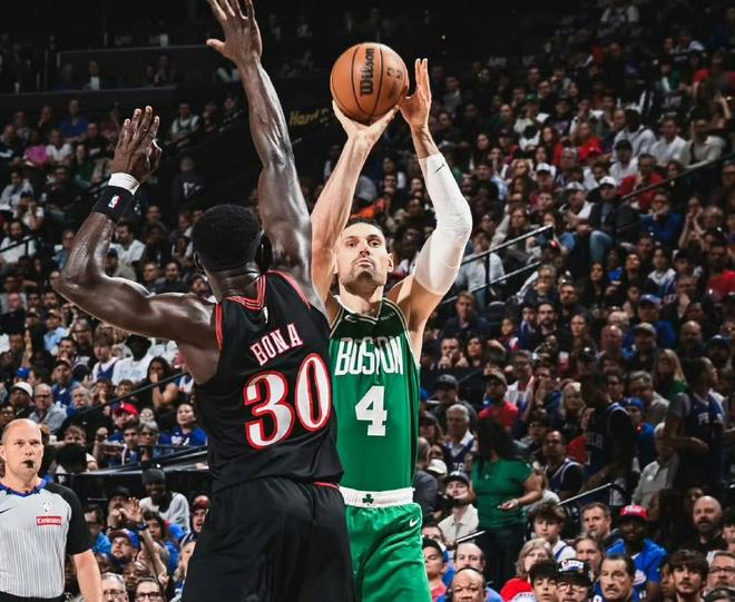 绿军险胜76人！2-1领先，双探花轰50+11+11，马克西空砍31分6助