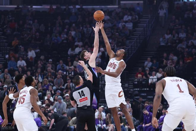 传球大师！哈登狂刷助攻！莫布里疯狂吃饼，米切尔34+2+5打爆爵士