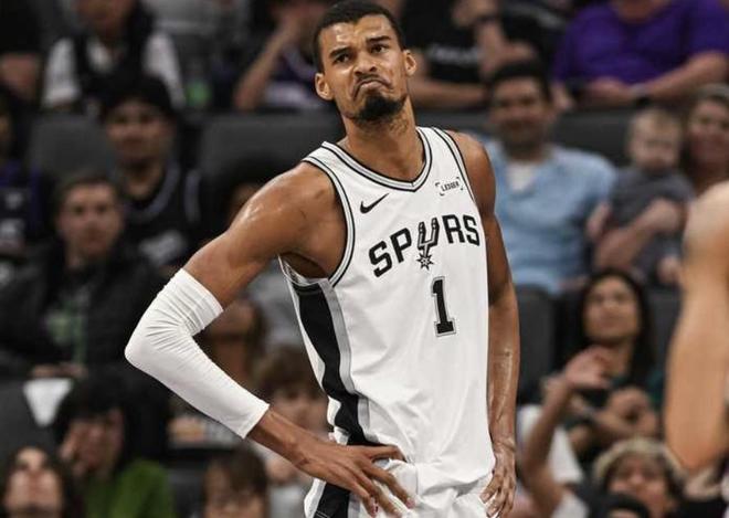 文班：全员得分靠无私分享球，打季后赛对我来说仍是一个梦想