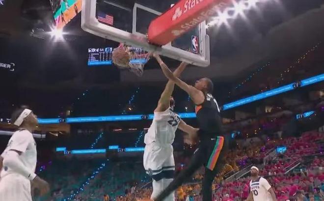太离谱了！文班亚马12个大帽！创造NBA季后赛历史