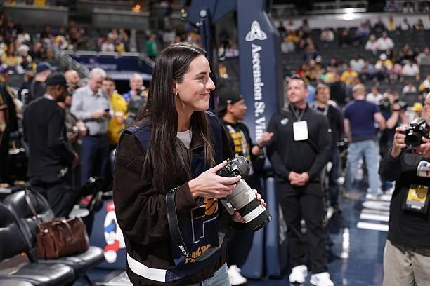 文体两开花，凯特琳-克拉克担任步行者vs湖人摄影记者