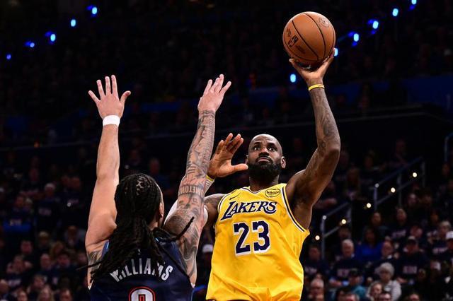 NBA季后赛｜湖人再度不敌雷霆，赛后全队找裁判理论