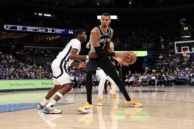 马刺7连胜大胜送灰熊正式无缘季后赛 文班19+15+7帽近25战23胜