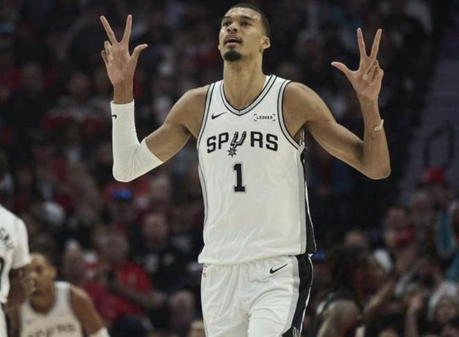 铜墙铁壁！文班季后赛连场贡献10+板&6+盖帽，1997年大梦后首人