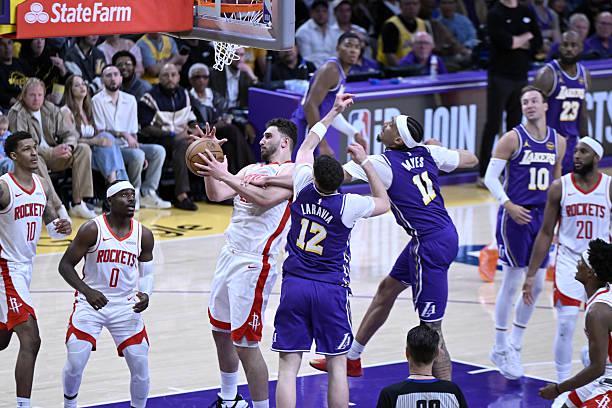 缺乏自主得分能力还防守意识糟糕，湖人替补中锋的缺点被各种放大