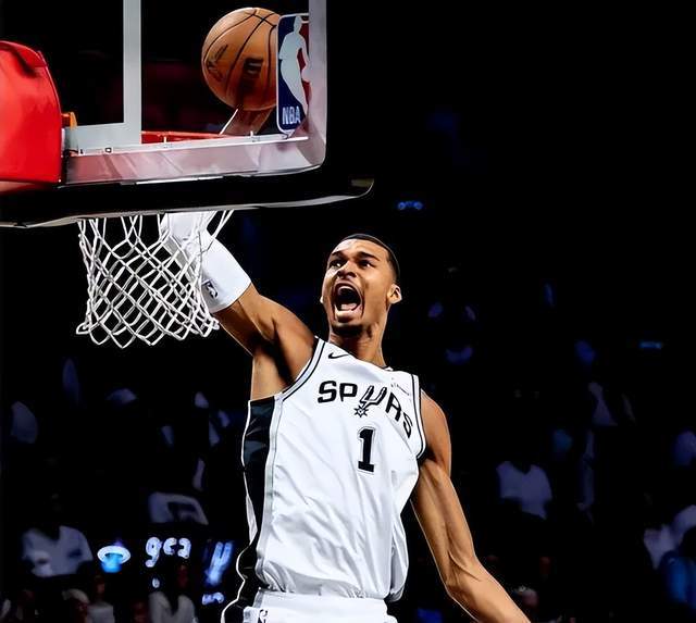 文班亚马复出，狂砍27+11+3+4+7，助马刺逆转，赛后发声，真会说