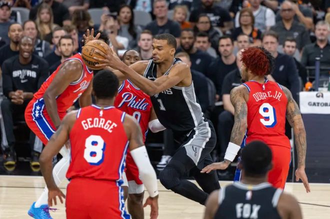 文班亚马拿17分但伤退！马刺迎赛季第60胜，恩比德19罚轰34+12