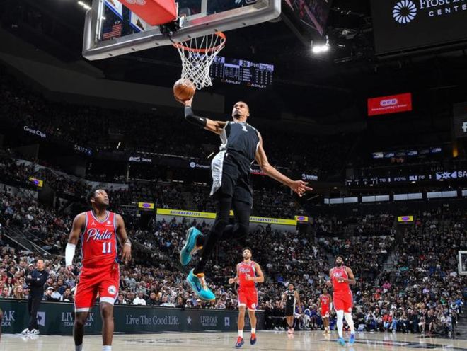 文班受伤！马刺双杀76人，恩比德19罚，卡斯尔三双，MVP没悬念了