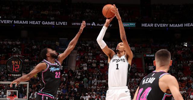 文班26+15+5哈珀21+4+6 马刺大胜热火取6连胜