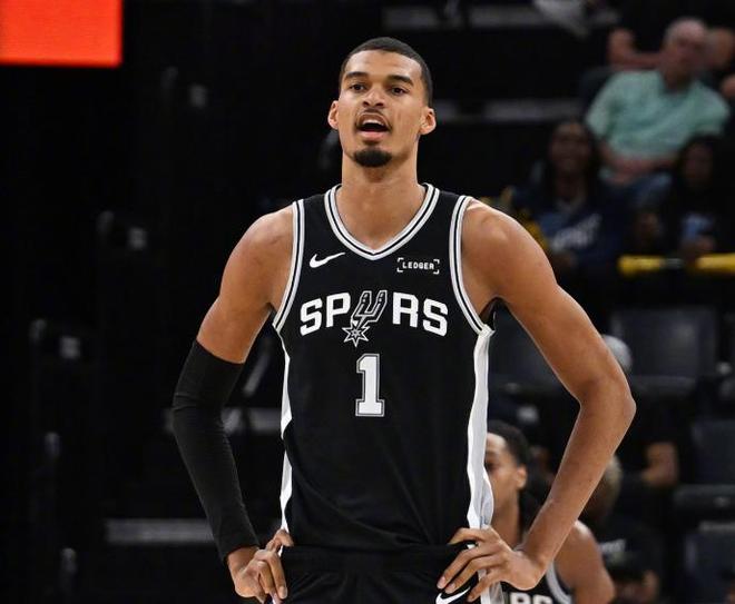 文班亚马19+15+7封盖，造联盟独一份神迹，马刺大胜灰熊豪取7连胜