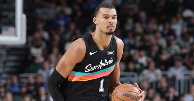 文班亚马：全队进步最大之处 是学会如何发挥彼此优势