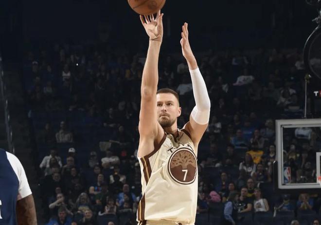 波神：球队有库里这样的老将很重要，我的部分技术就是学甜瓜