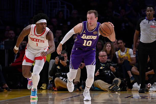 连续3场表现不佳，湖人后场大将怎么就莫名其妙不会打球了呢？