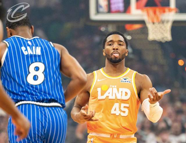 大反扑！骑士单节40分反超4分：全场开心欢呼，哈登轰22分4助