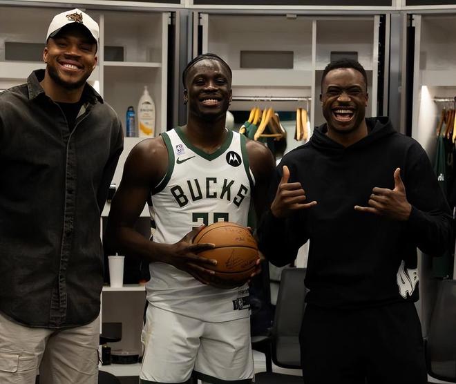 周最佳球员诞生，文班亚马伤退！湖人双喜临门，字母哥要创造历史