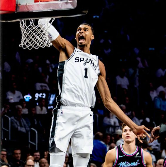 文班亚马26+14+5封盖，阿德巴约怒刷18分，马刺大胜热火24战22胜