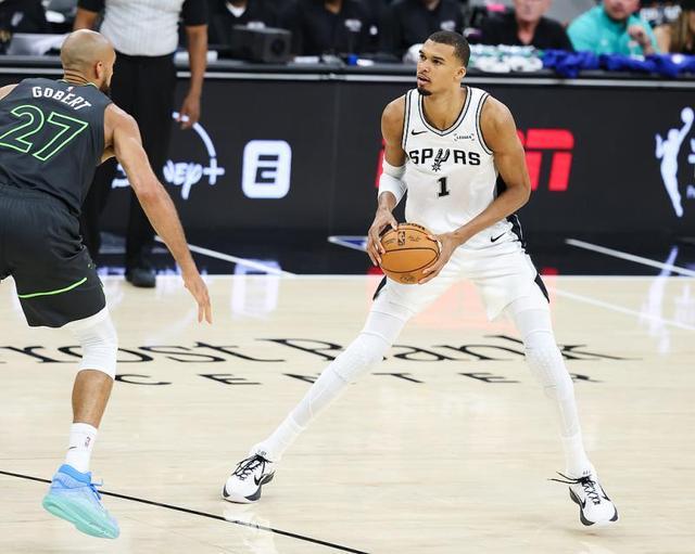 NBA季后赛｜马刺七人上双大胜森林狼38分