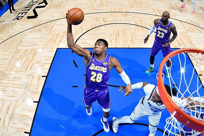 存在感越来越低了！湖人锋线大将在场上的效果也是越来越差了？