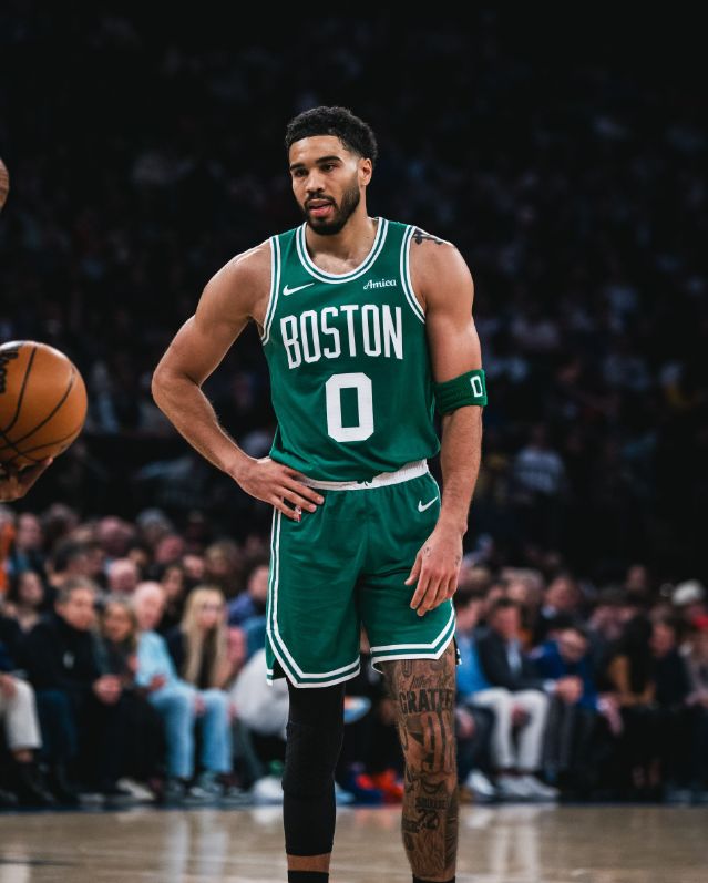 塔图姆25+4+7，杰伦布朗25分超越队史传奇，绿军险胜残阵76人