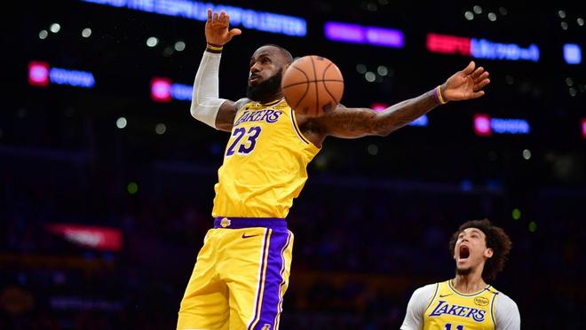 湖人队名宿：詹姆斯仍需付出更多努力才能赢得球馆外的塑像