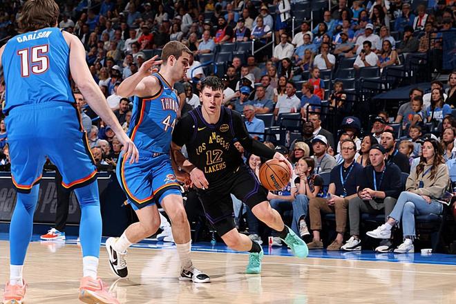 明明没有打先发的能力，但湖人教练组对锋线新星却依然深信不疑？