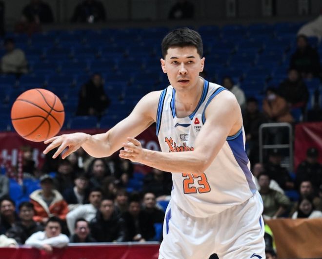 郭士强观战!新疆险21分逆转广州 阿不都11+11篮板超杜锋