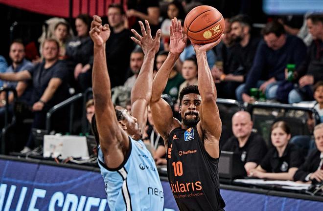 新援到位!媒体人:北京首钢新外援维克多-贝利已经抵达北京