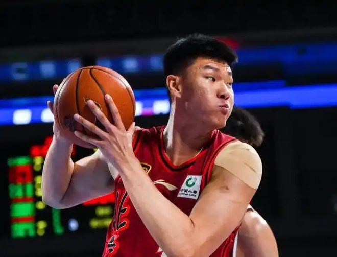 拿600万,0分0板+1被盖+2犯,球迷:诈骗犯,好意思拿那么多钱?