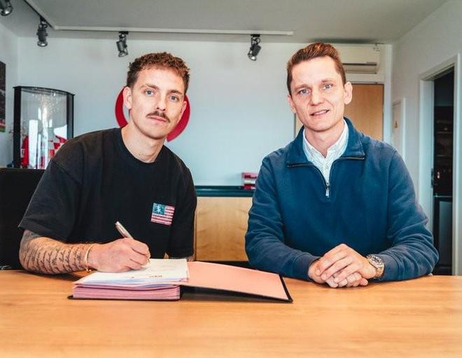 官方:美因茨签下奥格斯堡前锋蒂茨,双方签约两年半