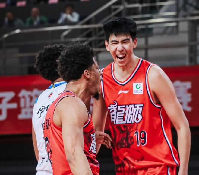 轰9+6+5帽压制旧广州塔,球迷:都懂你的作用,就是某教练不会用