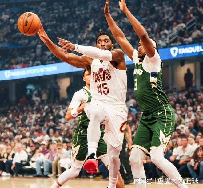 骑士险胜雄鹿！米切尔24+4莫布里立功，特纳13+6，字母40+9难救主