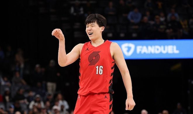 杨瀚森3中1仅2+1+1:末节被弃用躺赢 仍是边缘轮换球员