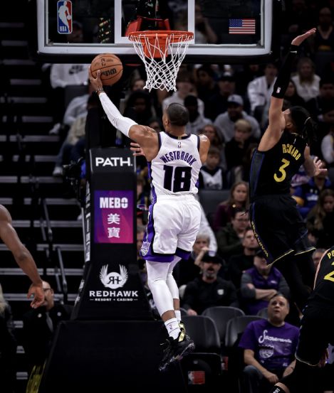 向威斯布鲁克脱帽致敬!拿底薪的他狂砍23分16篮板10助攻!