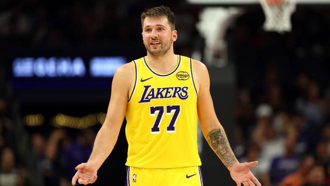 坏消息,湖人队东契奇手指受伤,能否参加打国王队的比赛难以确定