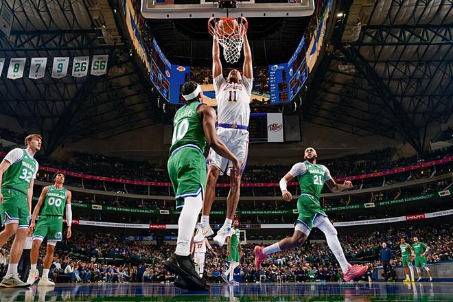 先发中锋再次打出灾难表现,但湖人替补中锋又一次挺身而出了?