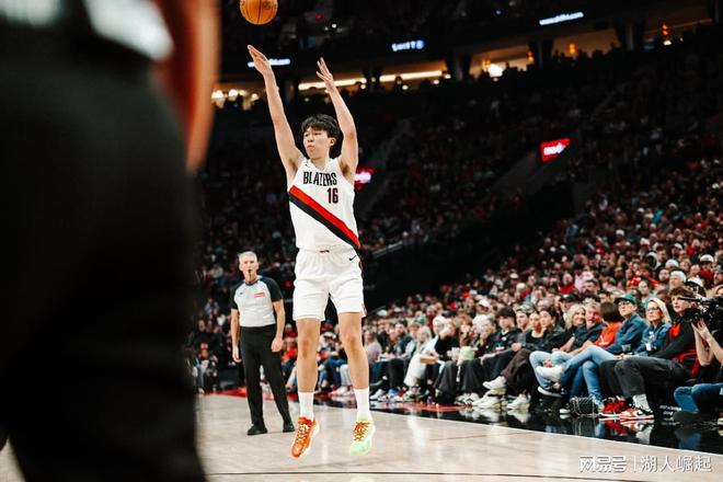 杨瀚森替补3分3板开拓者战胜凯尔特人止连败,布朗37+7