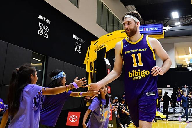 表现逐渐趋于平淡，湖人双向合同内线新星需要提升自己的状态？