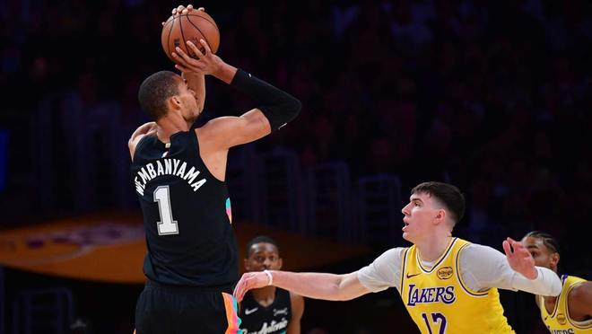 被全面压制，湖人队拉拉维亚在被马刺队文班亚马盯防后犯满离场