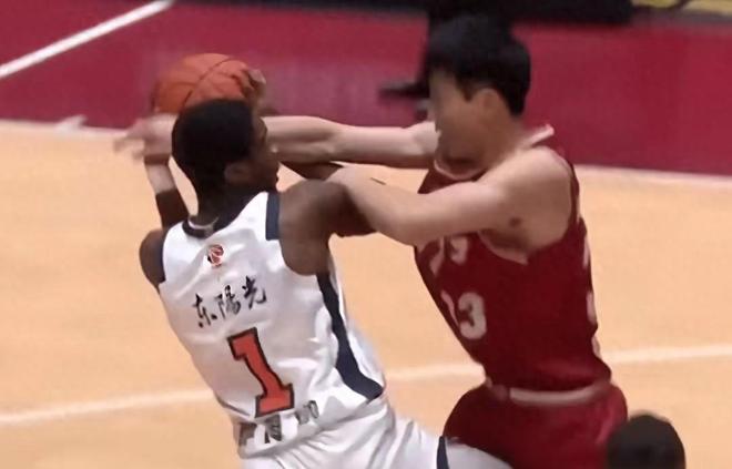 广东4战3场吃亏，篮协点出2处离谱错判，萨姆纳无奈吃大亏