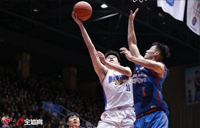 震惊篮坛!一队半场16分,创CBA史最低纪录+输51分,球迷:解散吧