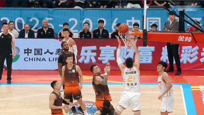 三分绝杀！山东男篮输得窝囊：16记3分如雨下，邱彪引发倒戈争议