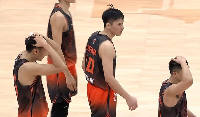 一个敢跑，一个敢传！张旭与高诗岩自杀式行为“绝杀”山东男篮