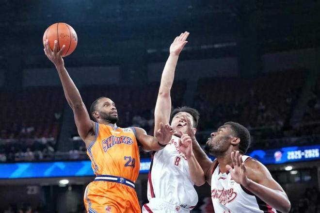 CBA常规赛第5轮，上海久事男篮97:77战胜浙江稠州男篮