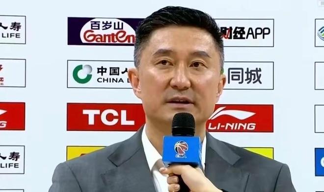 广东男篮8分险胜广州!赛后杜锋这样评价徐昕,球迷:情商真高