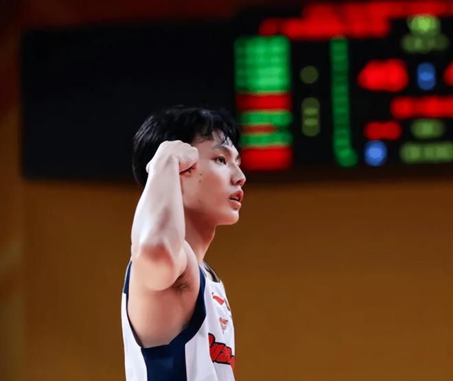 广东93-85广州2喜2忧！徐杰萨林杰统治级，张文逸+双小外曝隐患！